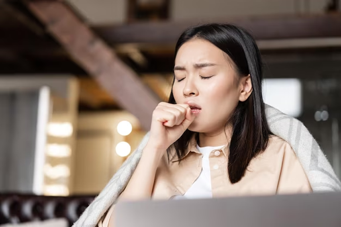 Hen phế quản gây ra cảm giác ho và khó thở, đôi khi kèm theo cảm giác nghẹn ở cổ họng và ợ hơi.