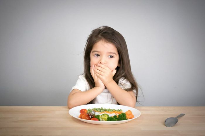 Trẻ có nguy cơ bị hóc khi ăn nên cha mẹ cần đặc biệt chú ý