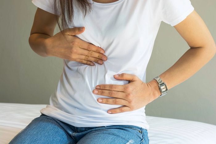 Việc cảm thấy đau ở vùng thượng vị là biểu hiện điển hình của bệnh