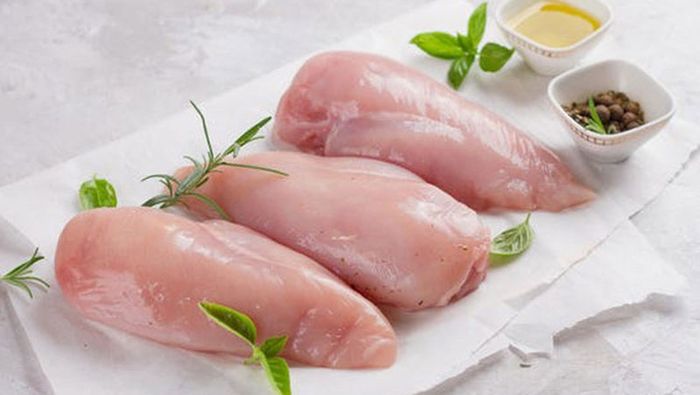 Thịt heo, thịt gà giàu protein, ít chất béo giúp ngăn ngừa mất năng lượng khi bị tiêu chảy