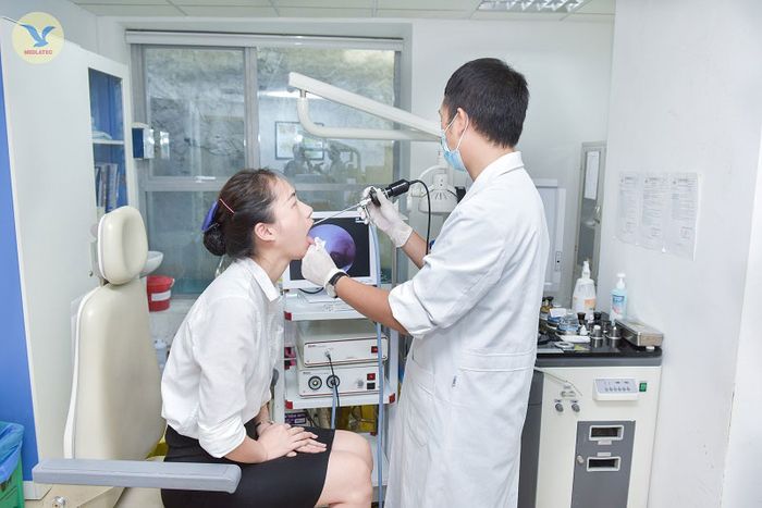 Thăm khám và điều trị tại bác sĩ