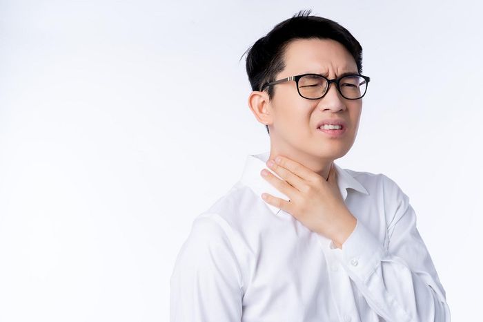 Cảm giác ho và đau rát ở cổ họng là biểu hiện của việc viêm nhiễm họng
