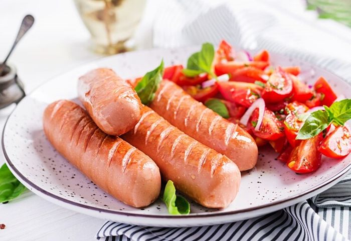 Trẻ mắc viêm ruột tránh ăn xúc xích