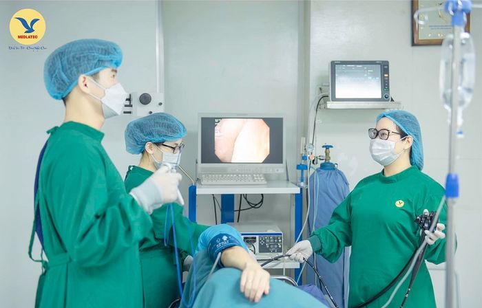 Khách hàng đang được nội soi tiêu hóa tại MEDLATEC