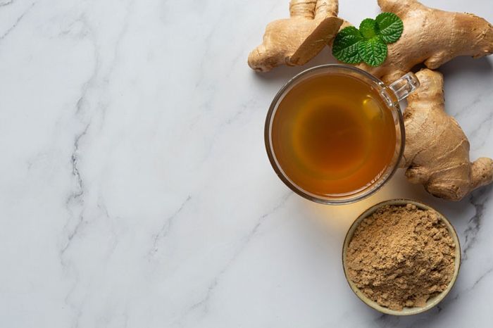 Một cốc nước gừng ấm cũng giúp bạn giải quyết vấn đề nhanh chóng