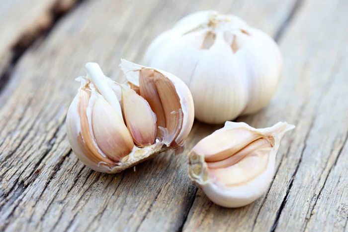 Ăn tỏi sống là một phương pháp điều trị trào ngược dạ dày thông qua việc sử dụng thực quản