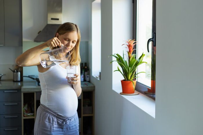 Uống đủ nước là biện pháp cần thiết khi mẹ bầu gặp tiêu chảy