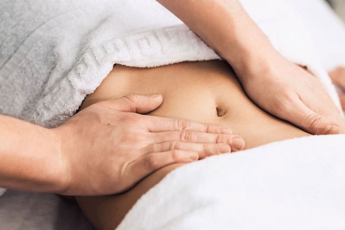 Massage vùng rốn giúp người bệnh cảm thấy dễ chịu hơn