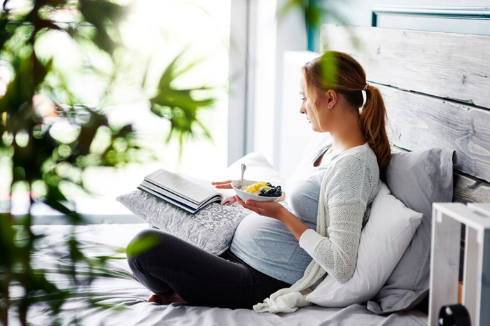 Bà bầu cần tập trung vào chế độ dinh dưỡng và lối sống lành mạnh để giảm đau dạ dày.