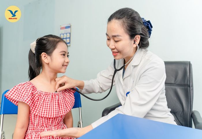 Nên đưa trẻ đi khám để được bác sĩ chẩn đoán và điều trị bệnh kịp thời