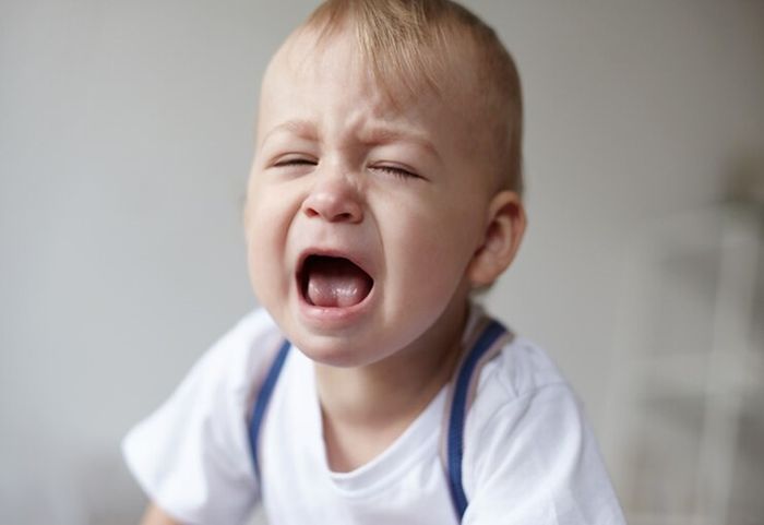 Trẻ thường quấy khóc khi bị trào ngược dạ dày thực quản
