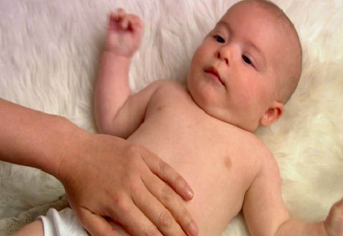 Sôi bụng ở trẻ sơ sinh thường do hệ tiêu hóa chưa phát triển hoàn thiện.