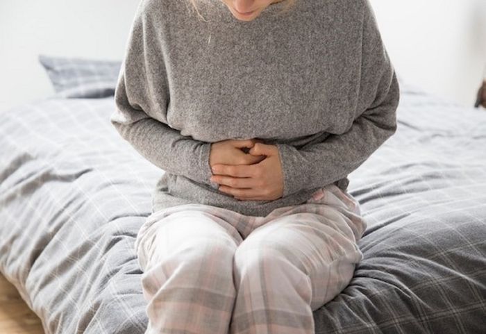 Co thắt dạ dày khiến người bệnh cảm thấy khó chịu và đau đớn trong bụng