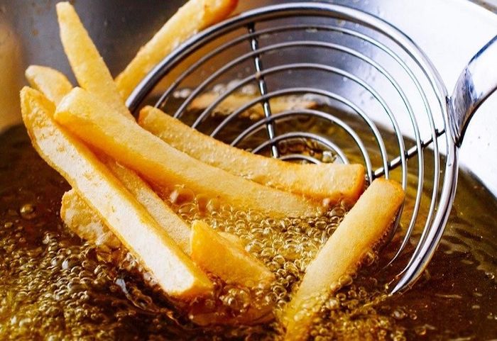Nên tránh ăn quá nhiều thực phẩm có chứa dầu mỡ để giảm nguy cơ mắc các vấn đề liên quan đến dạ dày