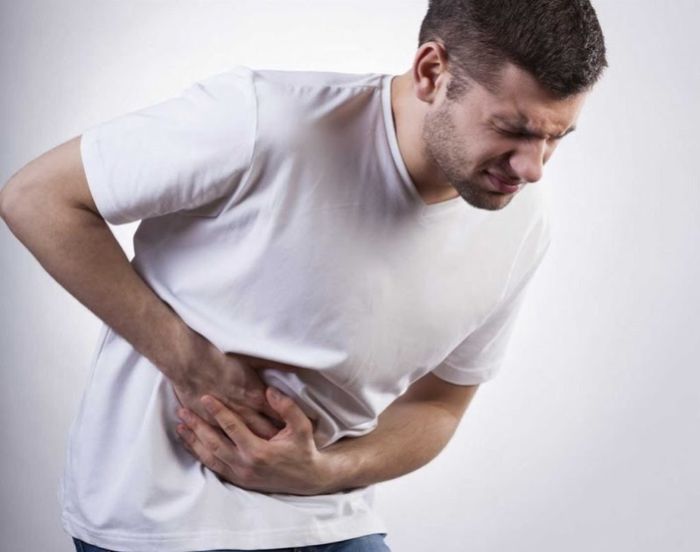 Cảm giác đau ở vùng thượng vị là một dấu hiệu phổ biến của đau dạ dày
