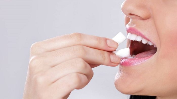 Thói quen nhai kẹo cao su thường xuyên có thể gây tích tụ khí trong đường ruột, dẫn đến tình trạng xì hơi nhiều.