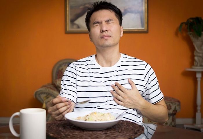 Đau bụng sau khi ăn có thể là dấu hiệu của một vấn đề liên quan đến tiêu hóa