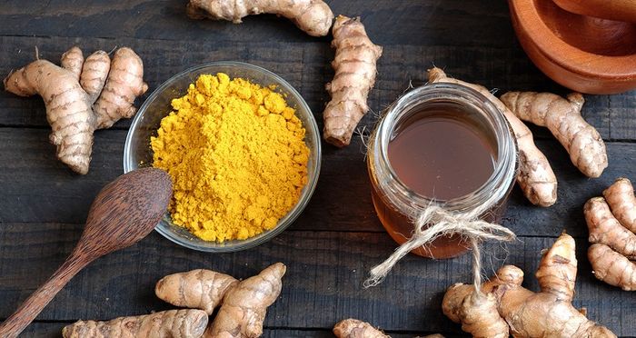 Bột nghệ tươi kết hợp với mật ong là một phương thuốc dân gian được sử dụng để chữa đau thượng vị