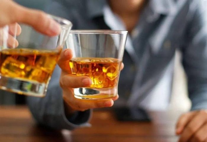 Hạn chế sử dụng rượu, nếu cần thiết thì chỉ nên dùng với một liều lượng hợp lý