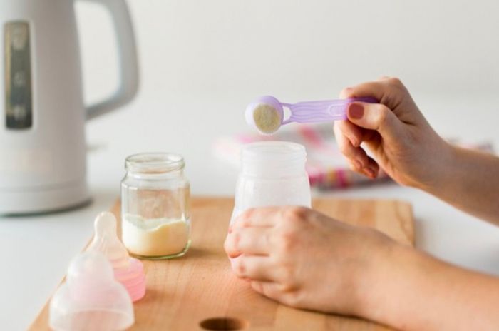 Pha sữa không đúng cách cũng gây đau bụng