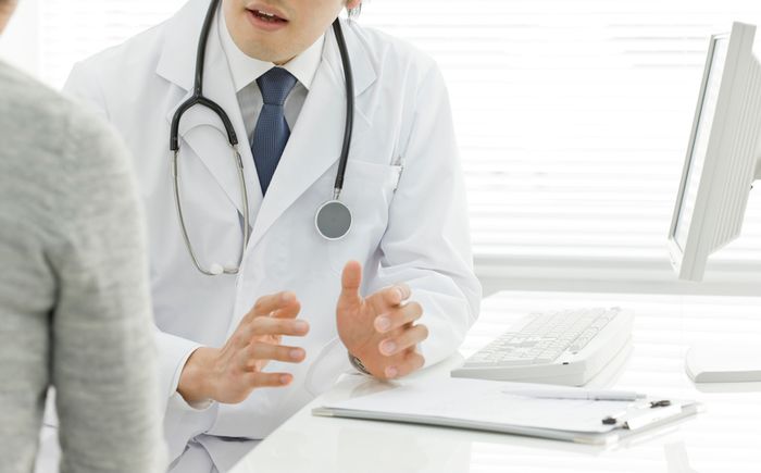 Bệnh nhân được giải thích về quy trình kiểm tra dạ dày và ý nghĩa của nó trước khi bắt đầu.