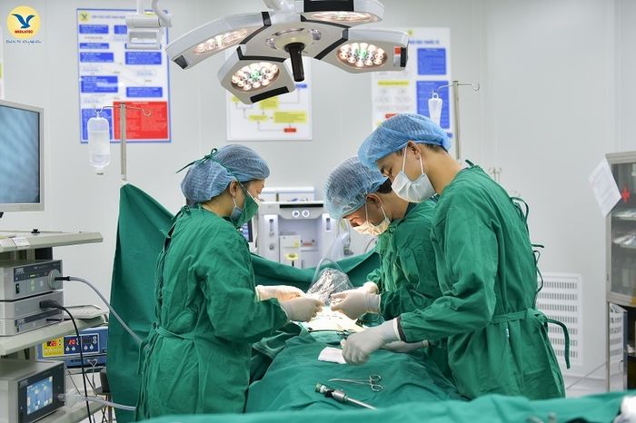 Phẫu thuật cắt bỏ tử cung tránh tình trạng nhiễm trùng lan rộng và gây ra nhiễm trùng máu.