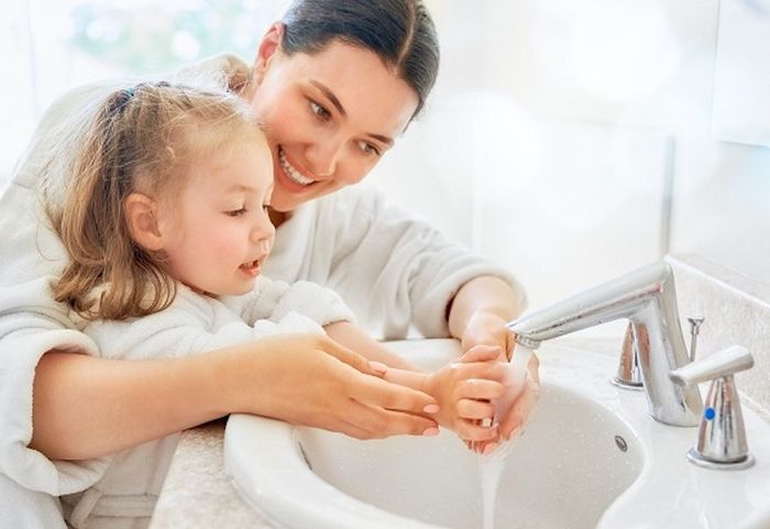 Cha mẹ cần hướng dẫn trẻ vệ sinh chân tay sạch sẽ