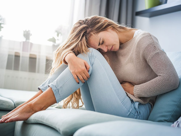 Đau nhói hoặc đau rát ở vùng bụng, ợ chua, chướng bụng là những dấu hiệu của bệnh