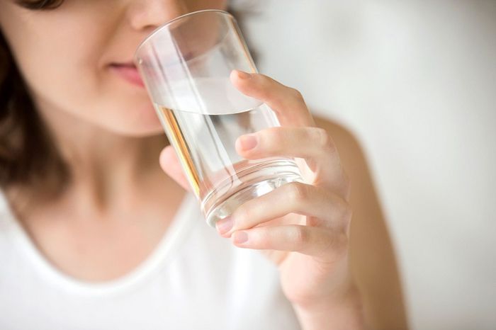 Uống nước có thể giúp kiểm soát cơn thèm đồ ăn