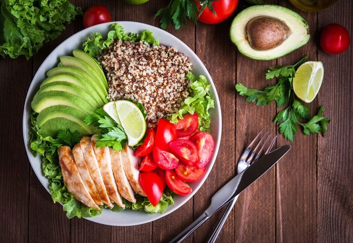 Dưy trì chế độ ăn đặc đủ và cân độ.