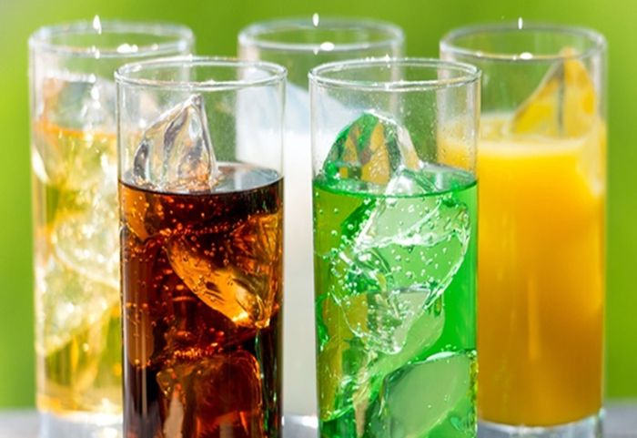 Sôi bụng do uống nước có gas