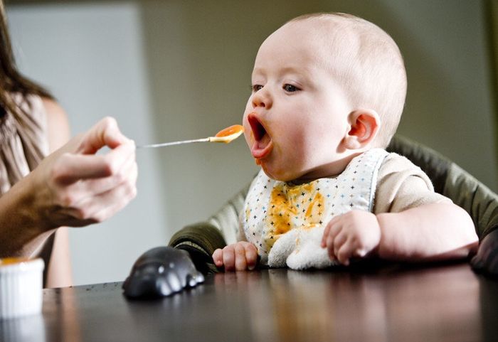 Cho trẻ ăn dặm quá sớm cũng có thể dẫn đến tình trạng chướng bụng và buồn nôn