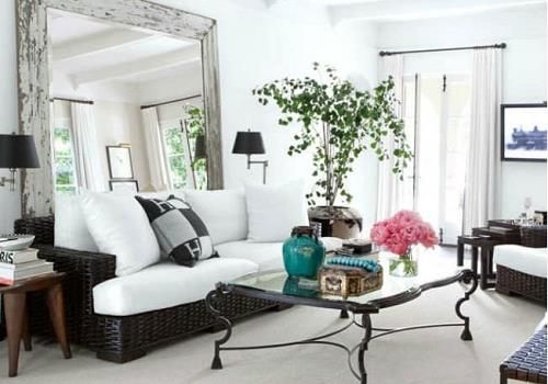 Tôi khuyên bạn không nên đặt gương sau ghế sofa