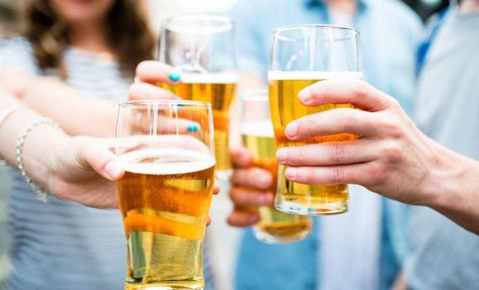 Uống quá nhiều bia, rượu có thể gây đau dạ dày