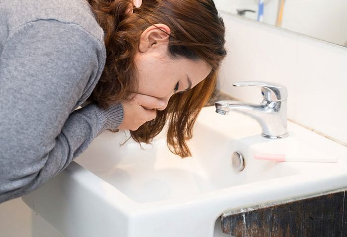 Người bệnh thường buồn nôn vào buổi sáng khi đau dạ dày.