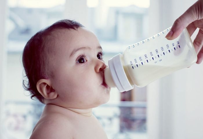 Sử dụng sữa công thức có thể là nguyên nhân gây ra tình trạng sôi bụng ở trẻ sơ sinh