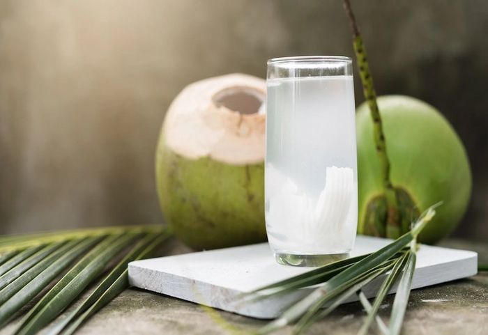 Nước dừa có tác dụng giảm đau dạ dày.