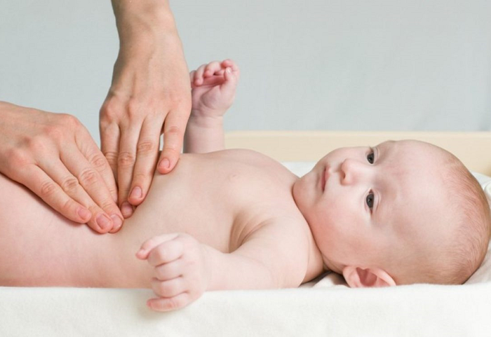 Mẹ nên mát xa vùng bụng cho bé
