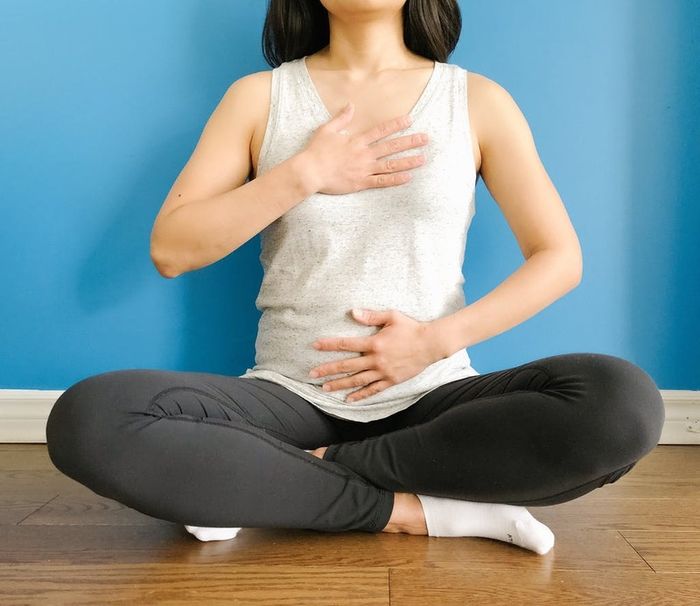 Bắt đầu hít chậm không khí vào qua mũi sao cho bàn tay trên bụng cảm nhận sự phình lên, đồng thời ngực không di chuyển.