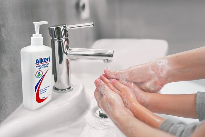 Bố mẹ cần dạy bé cách rửa tay bằng nước sạch và xà phòng