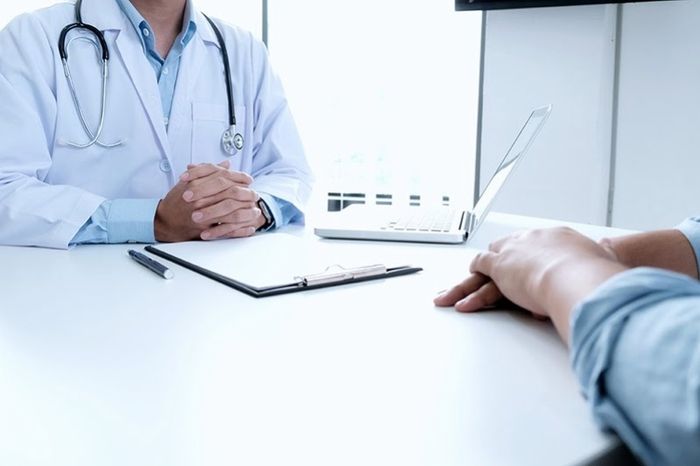 Nếu có các triệu chứng đau dạ dày, cần đến gặp bác sĩ để kiểm tra.