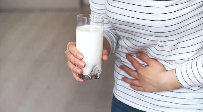 Uống sữa bị đau bụng do bụng đói