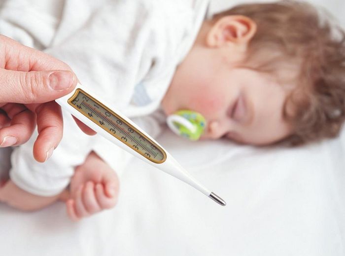 Sốt cao kéo dài là một trong những biểu hiện phổ biến của bệnh cúm ở trẻ em