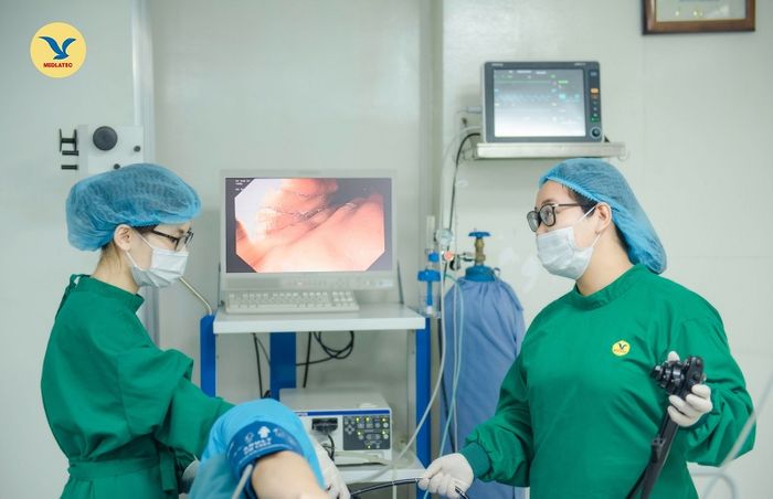 Sử dụng ống nội soi để kiểm tra dạ dày và ruột kết