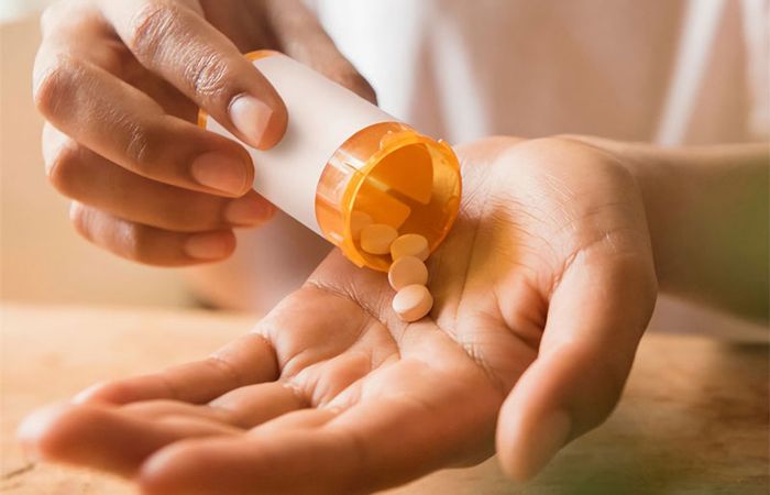 1. Nhiễm trùng vi khuẩn HP: Một trong những nguyên nhân chính của đau dạ dày là do vi khuẩn HP. Việc ăn uống không vệ sinh, sử dụng rượu bia thường xuyên thuận lợi cho vi khuẩn phát triển; 2. Hút thuốc lá: Sử dụng thuốc lá dễ kích thích hệ tiết Pepsin và HCI, làm hỏng niêm mạc dạ dày; 3. Ăn uống không khoa học: Ăn không đúng giờ, bỏ bữa, ăn quá no hay quá đói làm tổn thương dạ dày; 4. Áp lực tâm lý: Căng thẳng có thể gây đau dạ dày; 5. Lạm dụng thuốc: Sử dụng thuốc không steroid càng dễ gây ức chế vi sinh vật trong dạ dày.