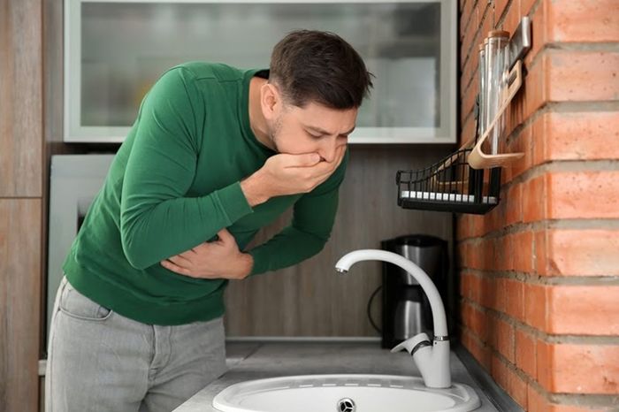 Bệnh nhân mắc bệnh đau dạ dày thường gặp tình trạng buồn nôn và nôn.