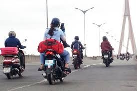 Những điều cần biết khi lái xe về quê ăn Tết bằng xe máy