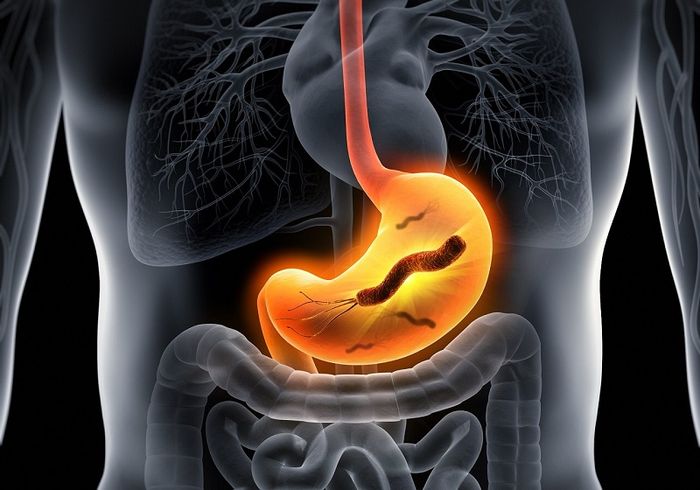Trẻ nhỏ thường được người lớn chu cấp thức ăn, hôn môi trẻ vô tình có thể gây lây nhiễm.