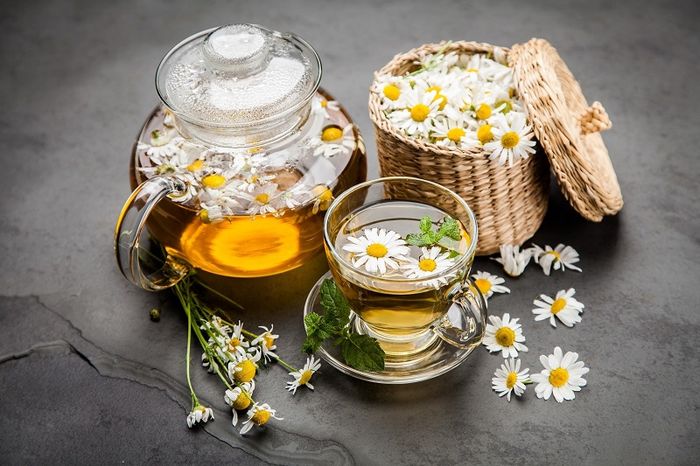 Trà hoa cúc giúp cải thiện tình trạng đau dạ dày