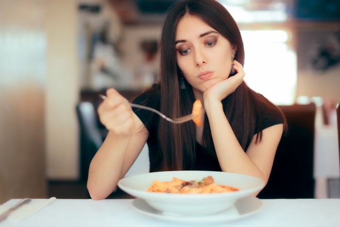 Người mắc bệnh đau dạ dày thường không còn cảm giác thèm ăn.